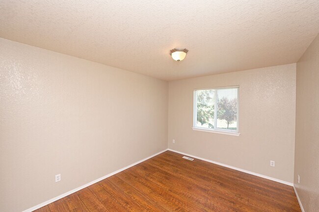 Building Photo - 4 Bedroom Home