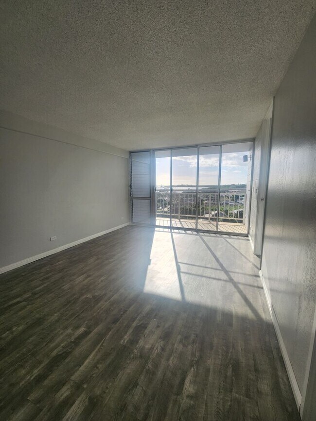Building Photo - 2302