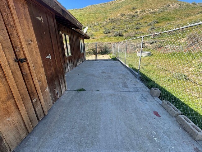 Building Photo - Single-Story Horse Property on 2 Acres in Canyon Country!