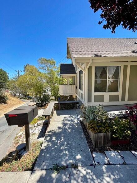 Front entry area - 411 Santa Fe Ave