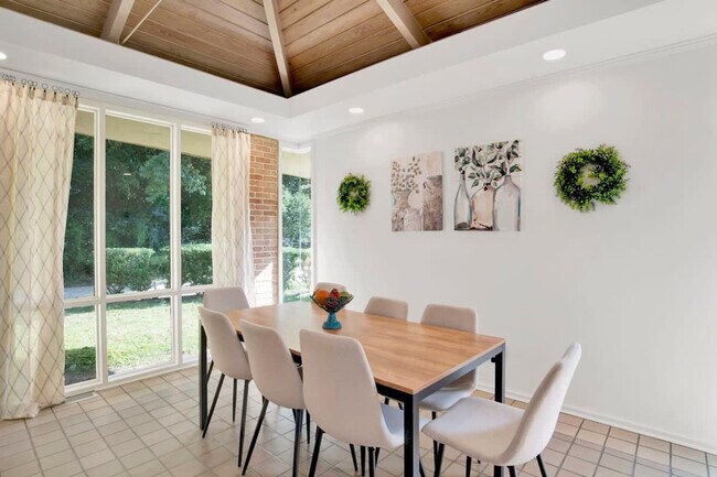 Building Photo - 305 Indian Creek Dr E