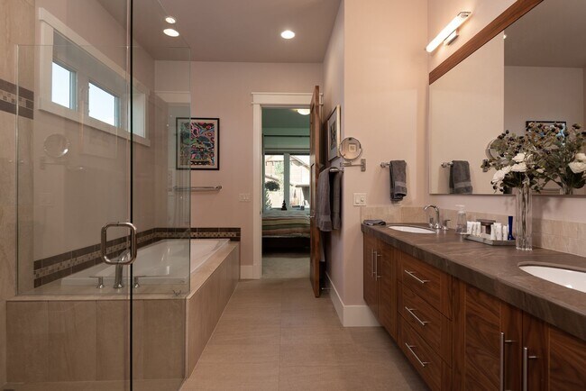 Building Photo - Tetherow!! Amazing Townhome that is fully ...
