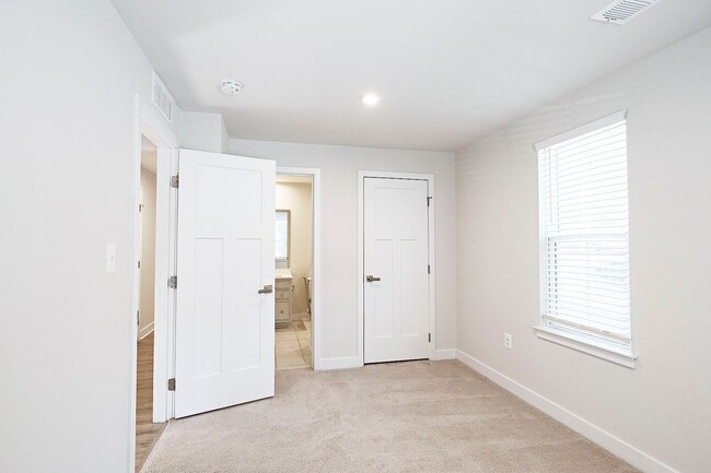 Building Photo - Move-In Ready End-Unit Townhome in Forest Lakes North