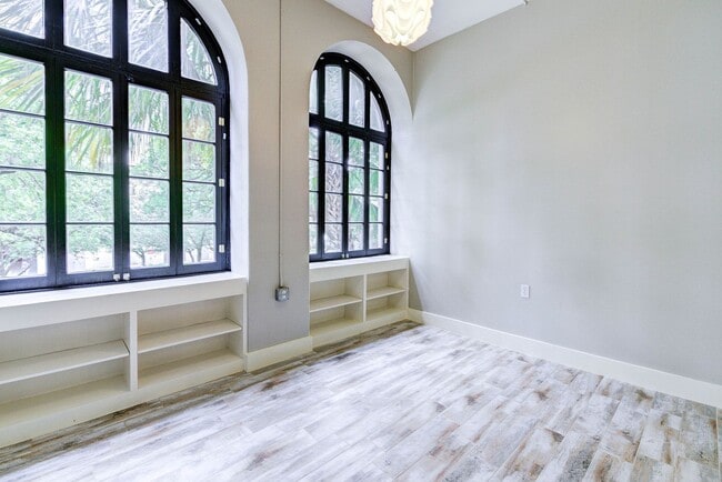 Building Photo - Exceptional 1 bed/1bath loft-style unit in...
