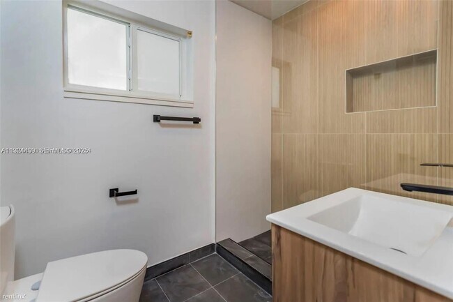 Building Photo - 1421 NE 30th Ct