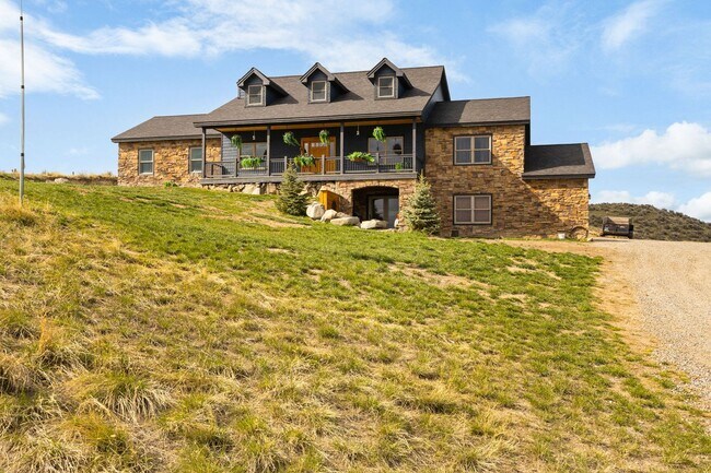 Building Photo - Spacious 6-bedroom, 4.5-bathroom home is i...