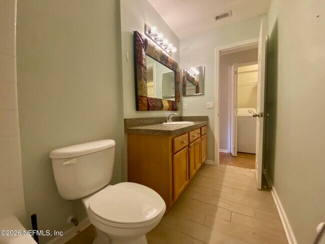Building Photo - 1530 Vineland Cir
