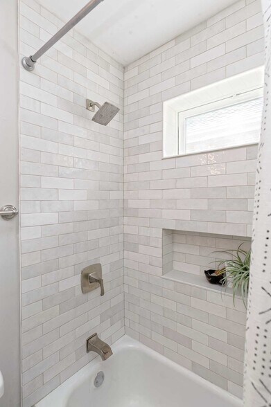 Building Photo - 3554 Jamieson Ave