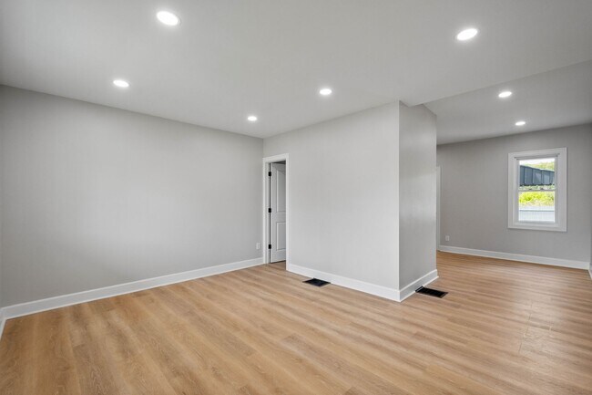 Building Photo - Stunning 2 bedroom home in Ambridge available July 1!