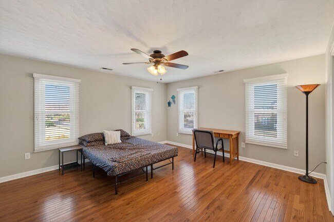 Building Photo - Elegant & Spacious Home Available in Church Point