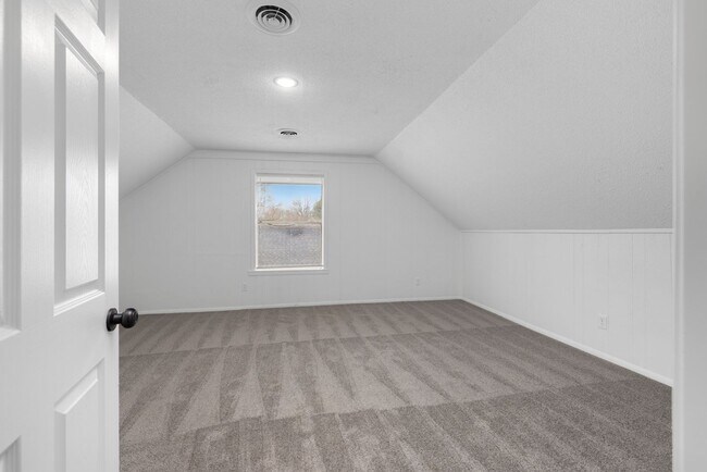 Building Photo - 5 bedroom 3 bath in Covington recently renovated just off the town square