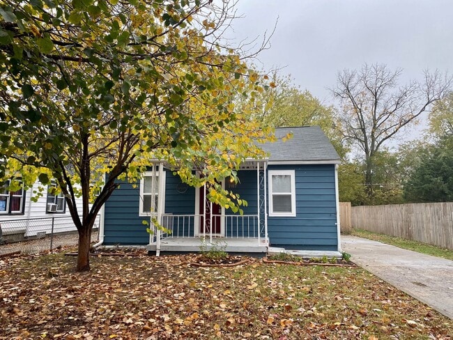 Building Photo - Charming 2-Bedroom Home with Private Driveway & Large Fenced Backyard