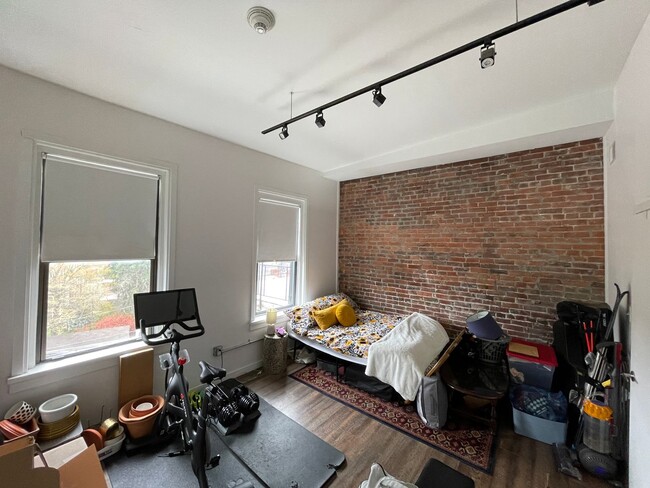 Building Photo - Spacious Master Bedroom and En-Suite in La...