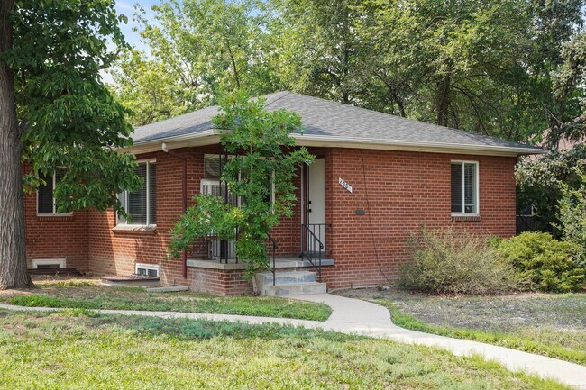 Building Photo - Recently Updated 4-Bedroom Near DU – Utilities Included + Garage Available