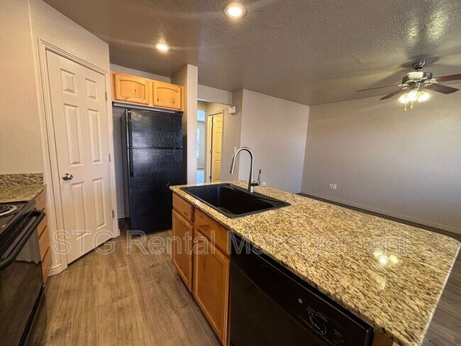 Building Photo - 3155 S Hidden Valley Dr