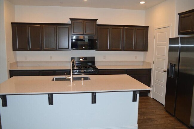 Building Photo - 2454 Fidalgo Wy