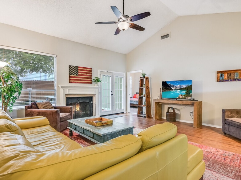 Building Photo - 14608 Town Hill Dr