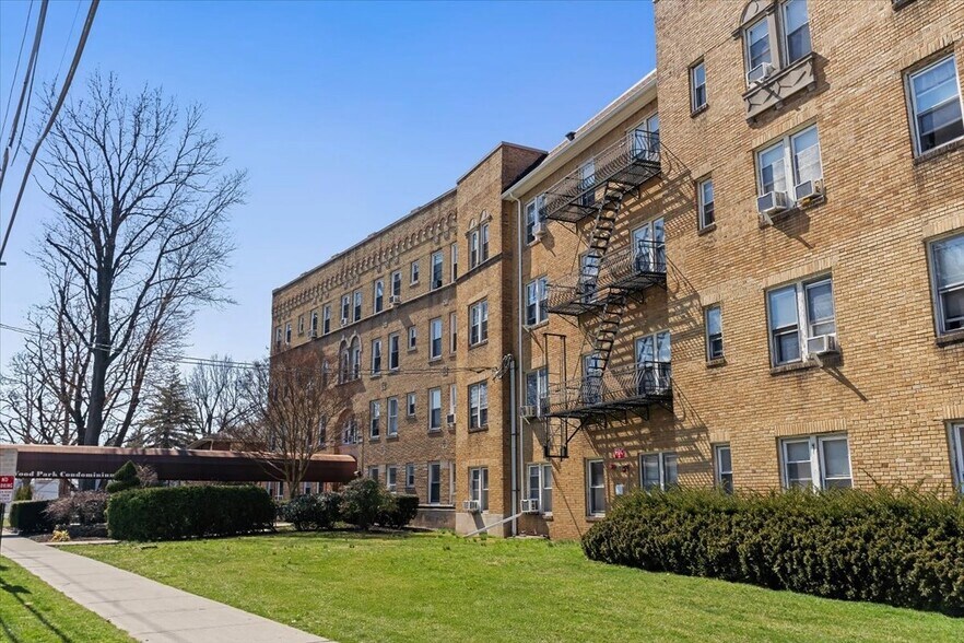 Building Photo - 218 Broad Ave