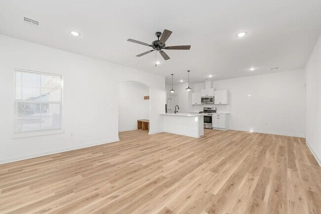 Building Photo - Gorgeous 3 Bedroom Townhome! 1/2 Month Free!!