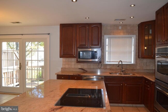 Building Photo - 3947 Valley Ridge Dr