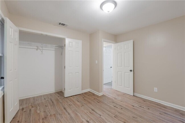 Building Photo - 2431 Crestview Ave