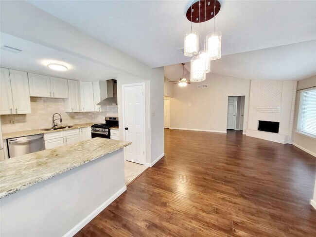 Building Photo - 2711 S Brompton Dr