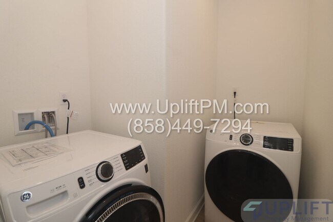 Building Photo - 4 Bed 3.5 Bath Townhome in Chula Vista w/ Washer/Dryer and 2-Car Garage