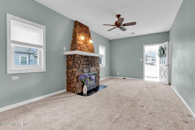 Building Photo - 1232 Pine Tree Way