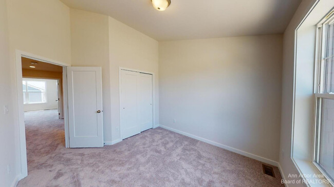 Building Photo - 2704 S Spurway Dr