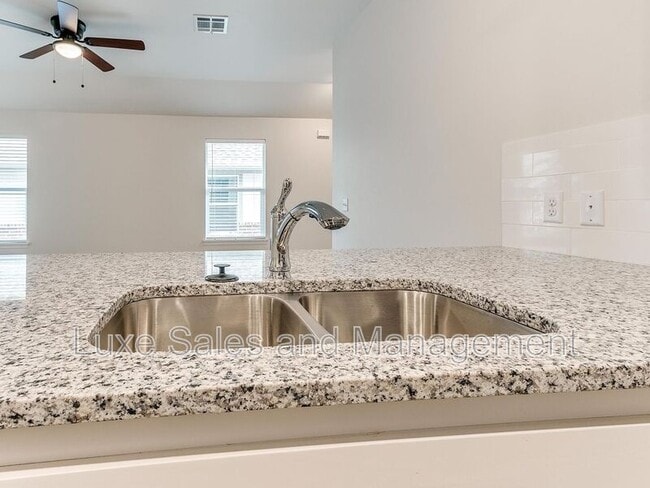 Building Photo - 3703 N Divis Ave