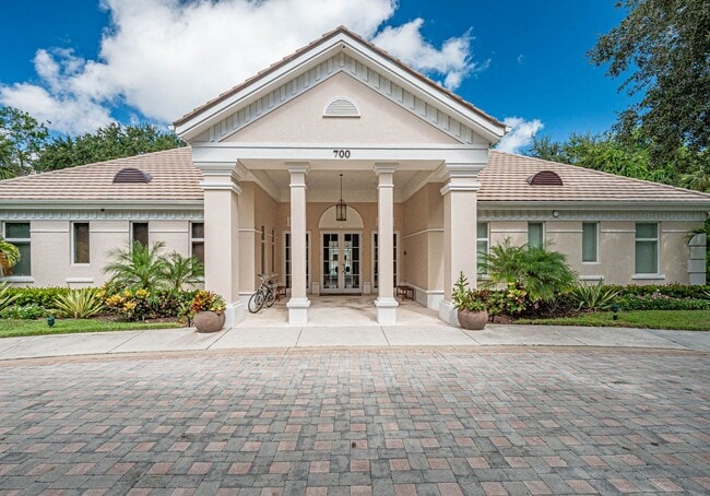 Building Photo - 801 N Swim Club Dr