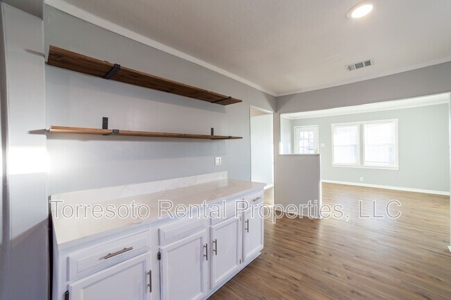 Building Photo - 2731 Menchaca St