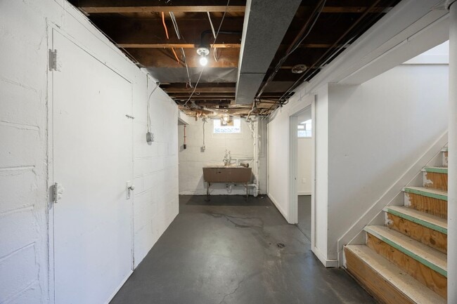 Building Photo - BRIDGETOWN - Adorable spacious 2 bed 1 bath brick ranch.