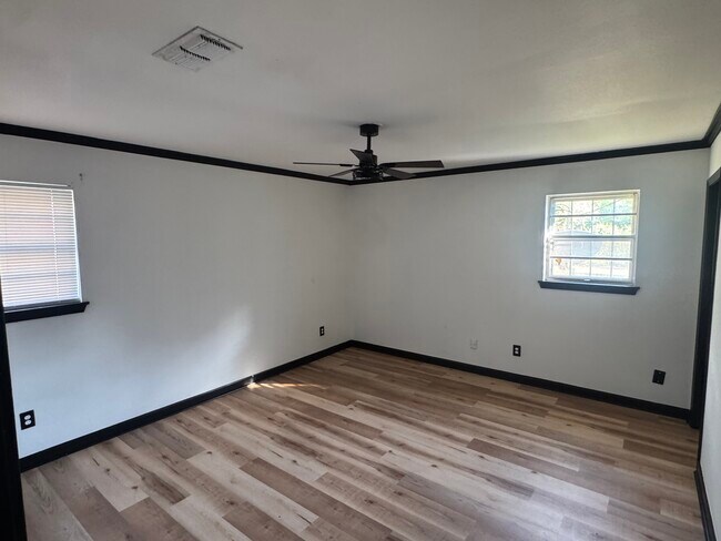 Building Photo - Red Bud Ln