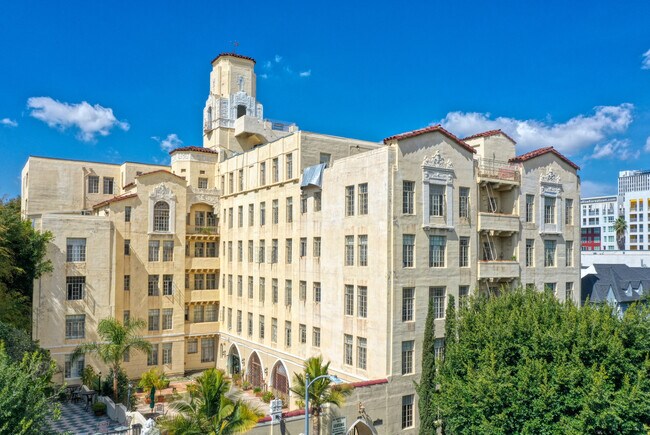 Building Photo - 841 Serrano Ave