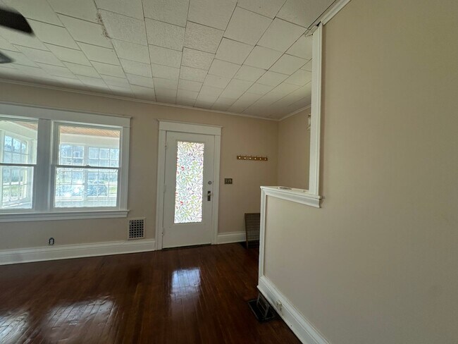 Building Photo - SINGLE FAMIKY FOR RENT IN MAPLEWOOD LOCATION !