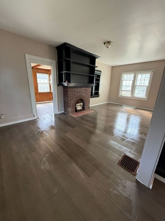 Building Photo - 5 Bedrooms 1.5 baths house