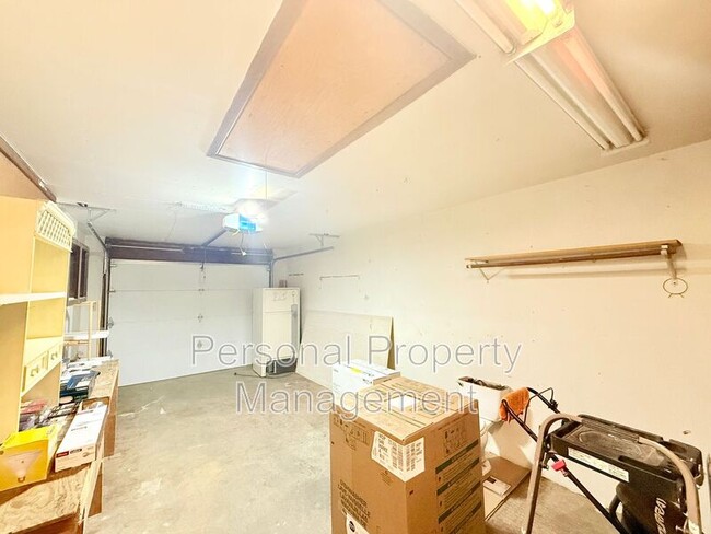 Building Photo - 914 NE 141st Ave
