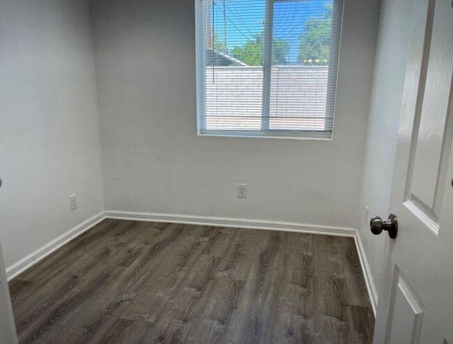 Building Photo - One-bedroom, one-bathroom apartment locate...