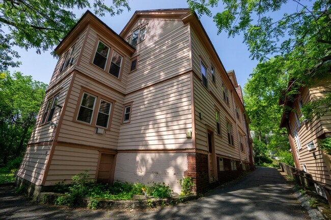 Building Photo - Spacious 4 Bedroom Apartment - 6/1/26