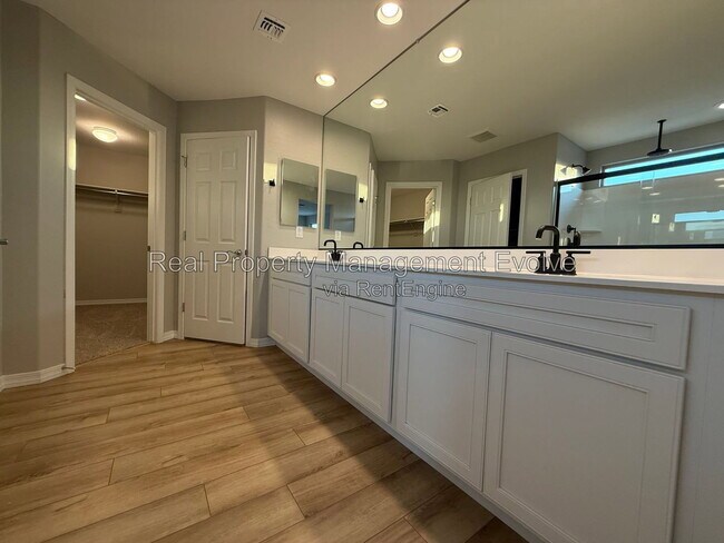 Building Photo - 5618 N 87th Dr
