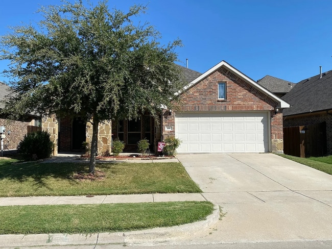 Building Photo - 800 Chatsworth Dr