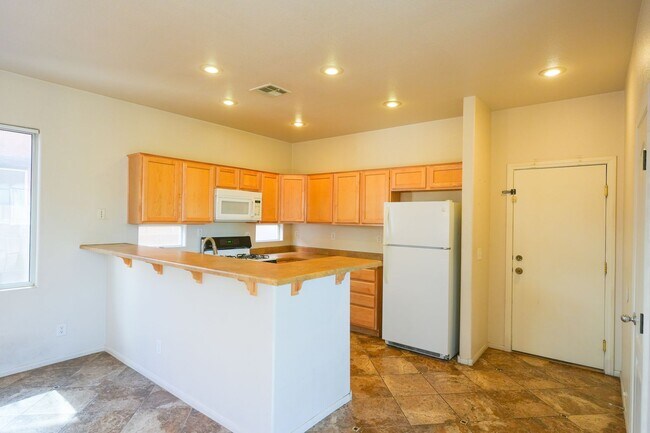 Building Photo - 3 Bed / 2.5 Bath Townhome with Loft, 2 Car Garage & Spacious Backyard – Southern Highlands