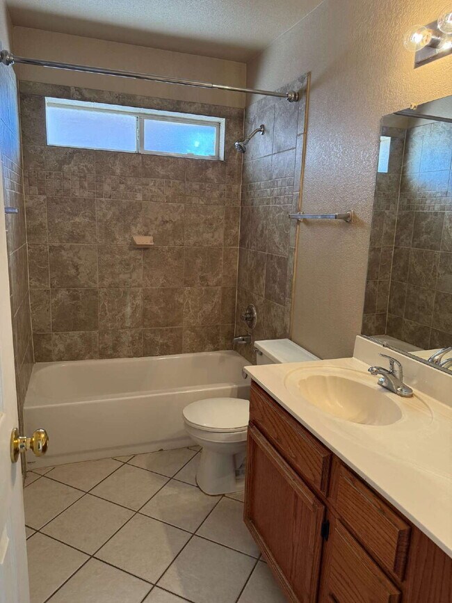Building Photo - "Charming 3-Bed, 2-Bath Oasis in El Paso -...
