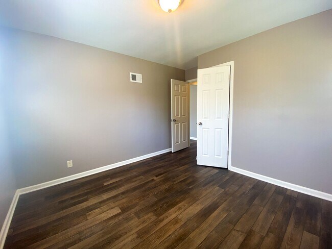 Building Photo - 2 Bedroom Single Family