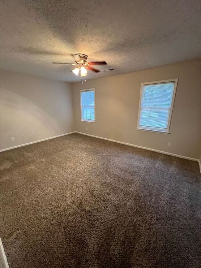 Building Photo - READY NOW!!! Amazing 2 Bedroom 1.5 bathroom Townhome !