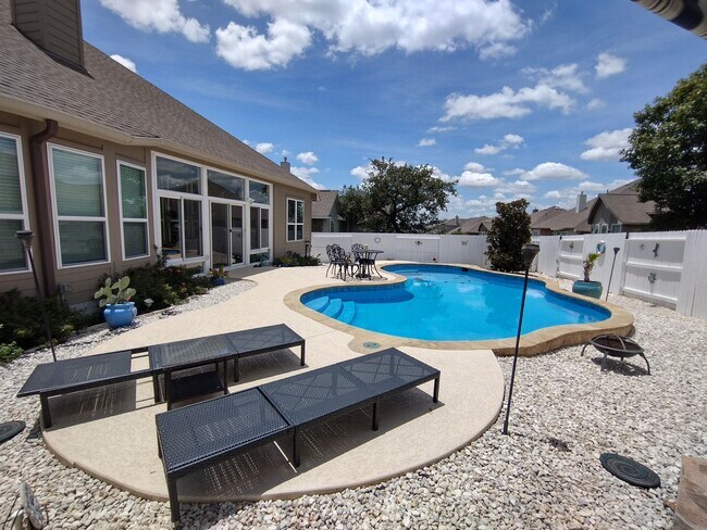 Building Photo - Beautiful 4 bedroom with a pool!!!