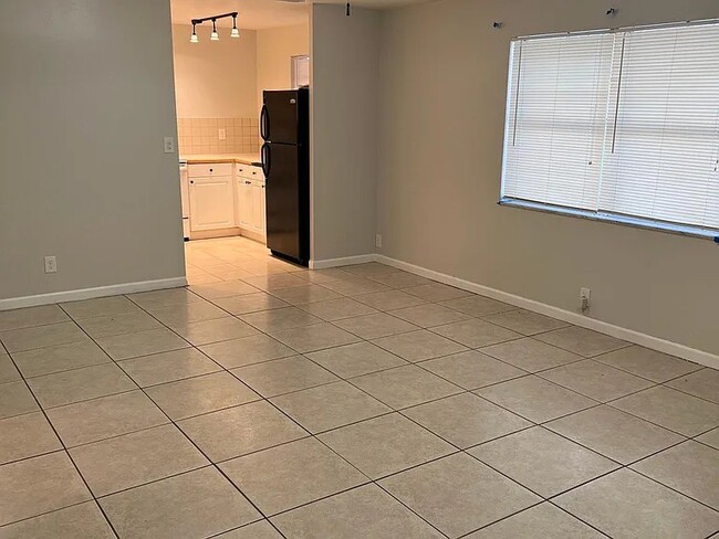 Building Photo - 552 Holly Dr