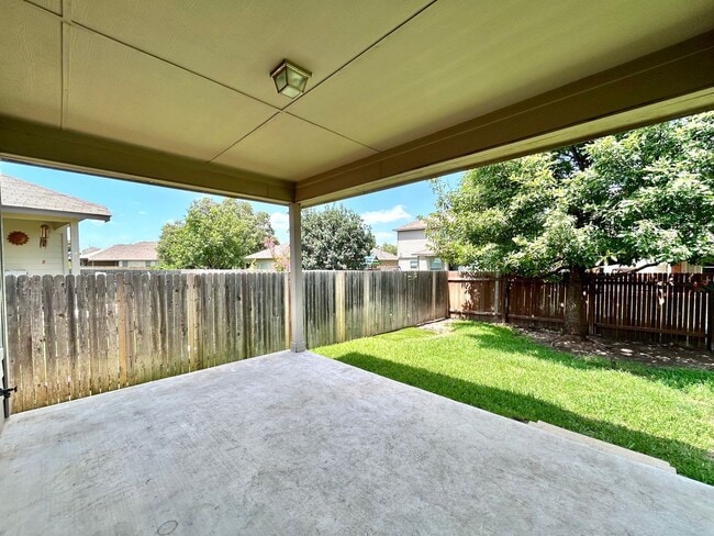 Building Photo - Beautiful & Spacious 3BR/2.5BA One-Level H...