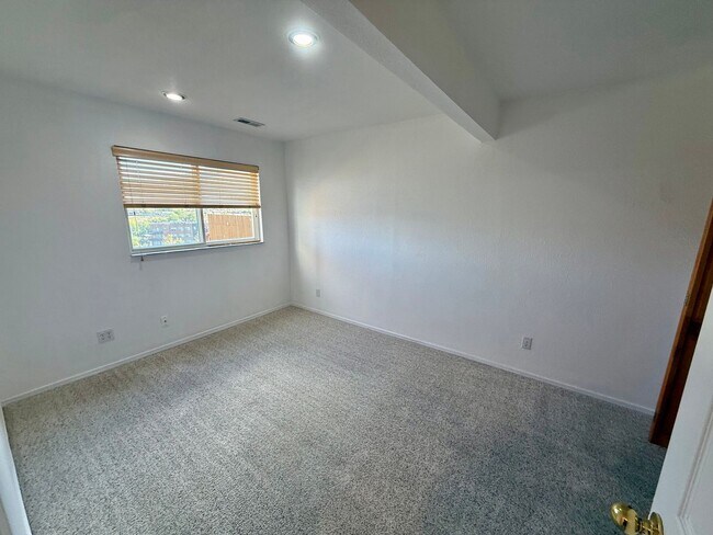 Building Photo - 537 Canyon View Dr